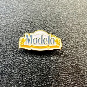 Modelo Cerveza enamel pin